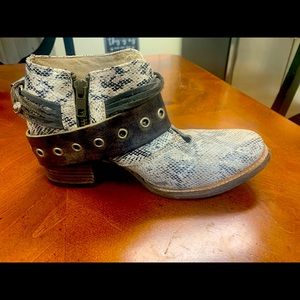 Freebird Steven Madden Snakeskin Boots Size 6.